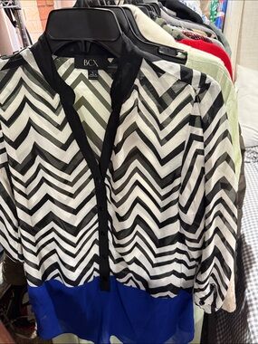 BCX Black & White Chevron Blouse with Blue Hem